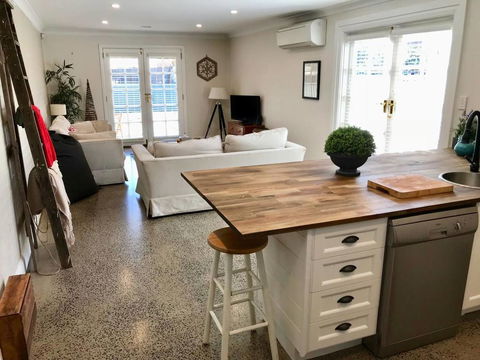 YSG The Edward Townhouse 153 - Walk To Town - Holiday Sunshine Coast 0