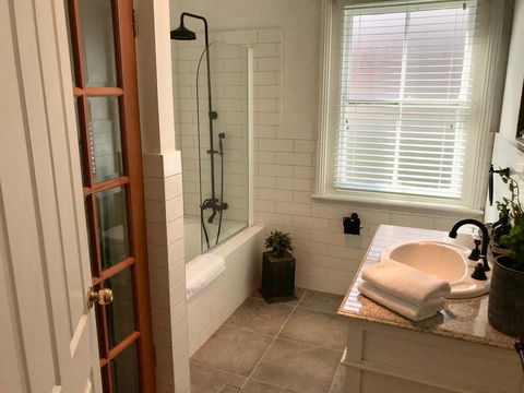YSG The Edward Townhouse 153 - Walk To Town - Holiday Sunshine Coast 2
