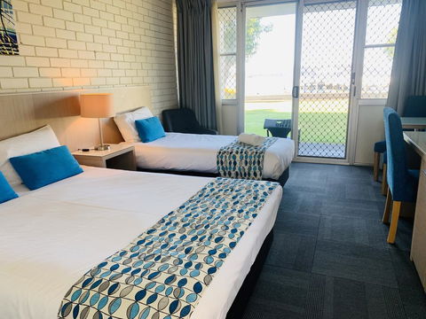 Zorba Waterfront Motel - Sunshine Coast Tourism 2