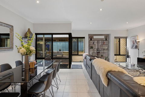 13 Family Home In Morley Sleeps 8 Comfortably - Sunshine Coast Tourism 0