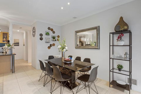 13 Family Home In Morley Sleeps 8 Comfortably - Sunshine Coast Tourism 1
