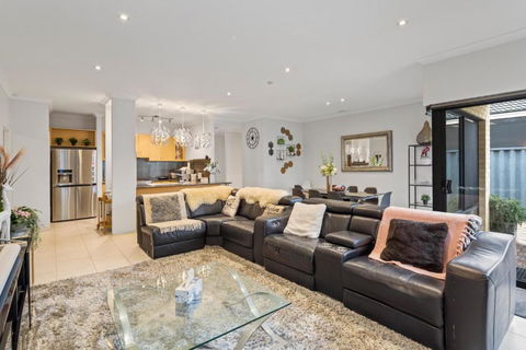13 Family Home In Morley Sleeps 8 Comfortably - Sunshine Coast Tourism 2