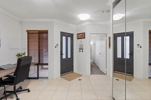 13 Family Home In Morley Sleeps 8 Comfortably - Sunshine Coast Tourism 3