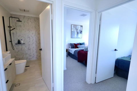 34 High End Quality Home - Glendalough - Sleeps 8 - Sunshine Coast Tourism 3
