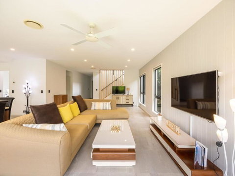 4BR Modern Home Near Parks And Dining With Outdoor Space - Sunshine Coast Tourism 0