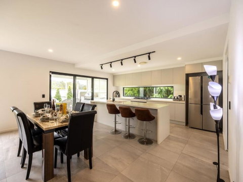 4BR Modern Home Near Parks And Dining With Outdoor Space - Sunshine Coast Tourism 2