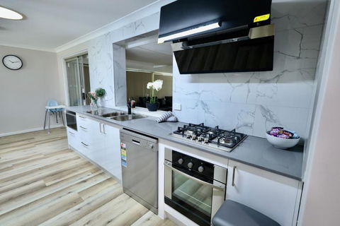63 Family Home In Noranda Sleeps 8 - Sunshine Coast Tourism 1