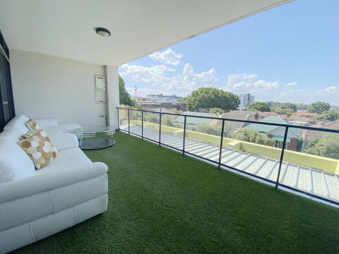 A Cozy 2B2B Apartment Near Airport & Train Station - Holiday Sunshine Coast 0