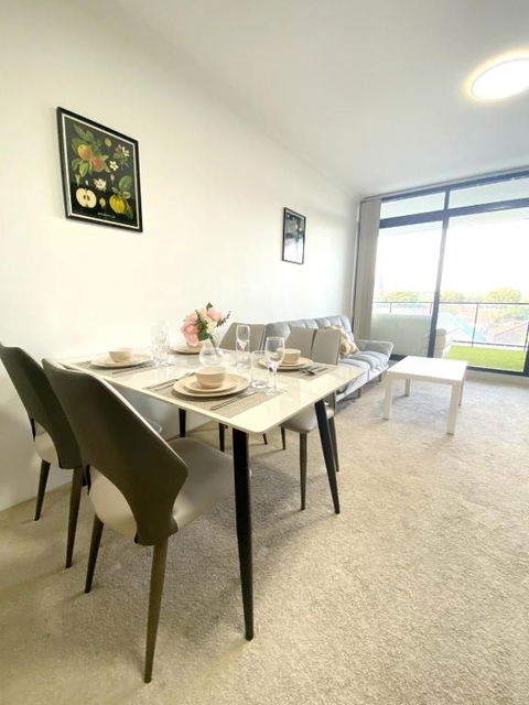 A Cozy 2B2B Apartment Near Airport & Train Station - Holiday Sunshine Coast 1