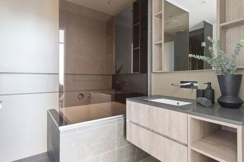 A 2BR Apt With Amazing City Views, FREE Parking - Holiday Sunshine Coast 2
