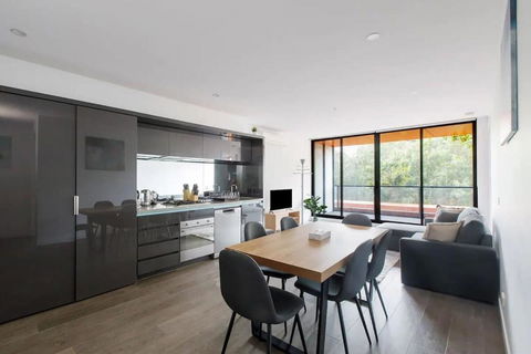 A 3BR Apt Next To Melbourne Zoo FREE Parking - Holiday Sunshine Coast 0