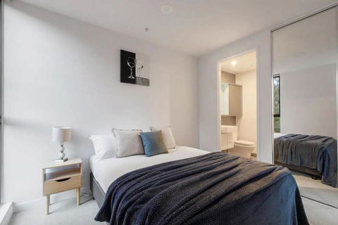 A 3BR Apt Next To Melbourne Zoo FREE Parking - Holiday Sunshine Coast 1