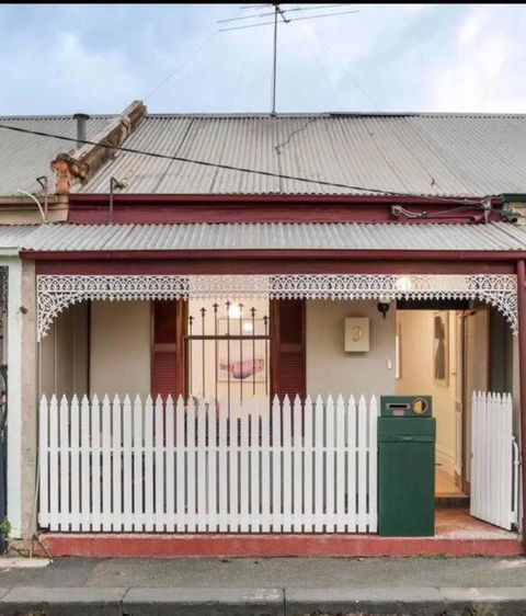 A Beautiful Terrace House With Parking & Courtyard - Holiday Sunshine Coast 0