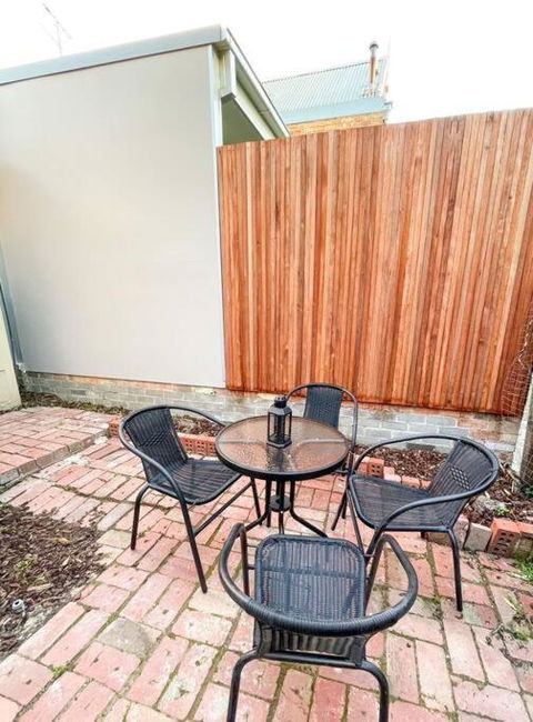A Beautiful Terrace House With Parking & Courtyard - Holiday Sunshine Coast 3