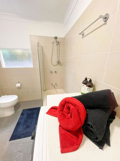 A Beautiful Terrace House With Parking & Courtyard - Holiday Sunshine Coast 1