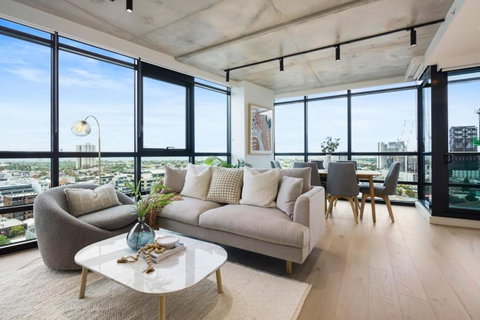 A Comfortable Stay Awaits You In Southbank - Holiday Sunshine Coast 0