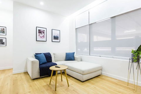 A Coveted Collins Street Pad With Parking - Holiday Sunshine Coast 0
