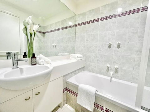 A Cozy 2B2B Apt Next To Carlton Garden W/ Parking - Holiday Sunshine Coast 1