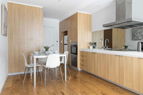 A Cozy 2BR Apt Near Southern Cross FREE Parking - Holiday Sunshine Coast 0