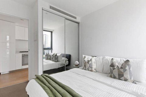 A Cozy Apt With City Views Near Crown Casino - Holiday Sunshine Coast 2