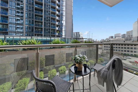 A Large 2BR Apt Near Crown Sleeps 8 FREE Parking - Holiday Sunshine Coast 0