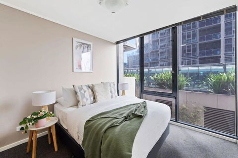A Large 2BR Apt Near Crown Sleeps 8 FREE Parking - Holiday Sunshine Coast 1