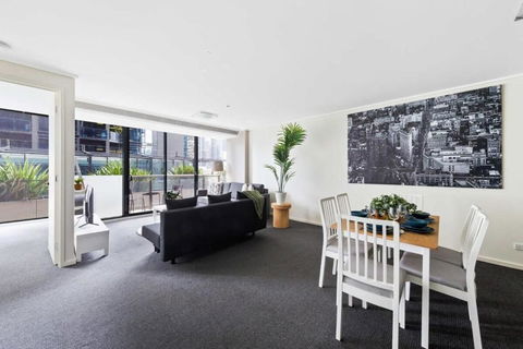 A Large 2BR Apt Near Crown Sleeps 8 FREE Parking - Holiday Sunshine Coast 2