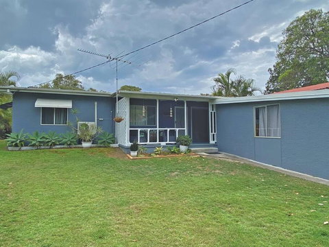 A LITTLE GREY SHACK - Holiday Sunshine Coast 0