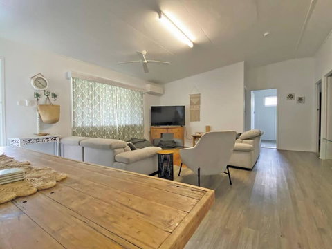 A LITTLE GREY SHACK - Holiday Sunshine Coast 1