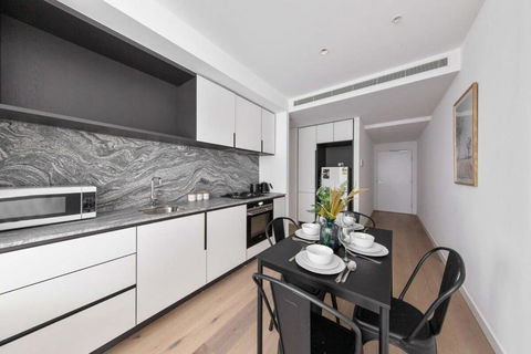 A Lux & Modern Apt Next To Southern Cross Station - Holiday Sunshine Coast 0
