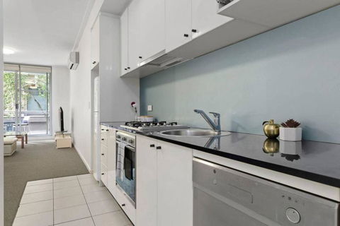 A Modern & Comfy Studio Next To Darling Harbour - Holiday Sunshine Coast 4