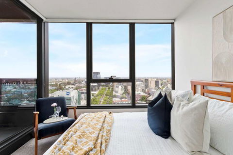 A Modern & Cozy 2BR Apartment With City Views - Holiday Sunshine Coast 1