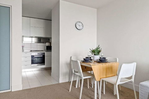 A Modern & Cozy 2BR Apartment With City Views - Holiday Sunshine Coast 3