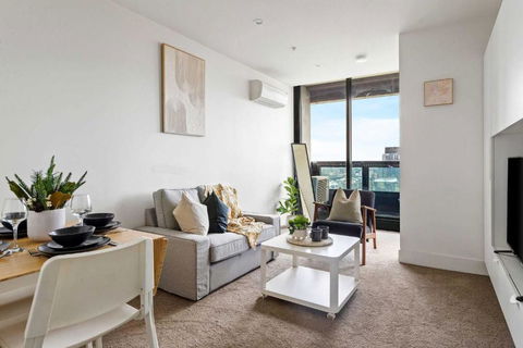 A Modern & Cozy 2BR Apartment With City Views - Holiday Sunshine Coast 0