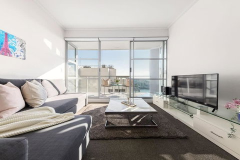 A Spacious 2BR Apt With An Amazing View Over Darling Harbour - Holiday Sunshine Coast 1