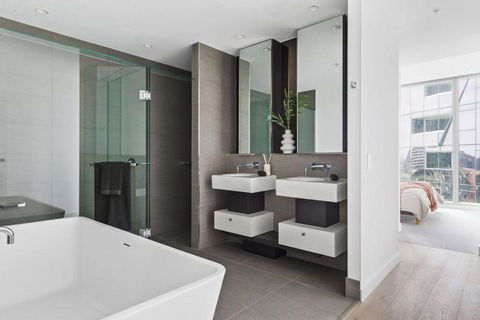 A Stylish 3BR Apt With Harbour Views FREE Parking - Holiday Sunshine Coast 2
