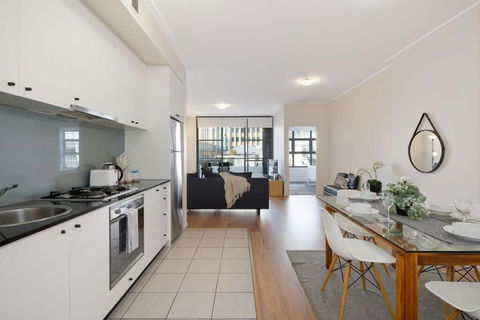 A Stylish & Bright Suite Next To Darling Harbour - Holiday Sunshine Coast 1