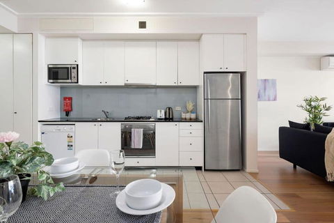 A Stylish & Bright Suite Next To Darling Harbour - Holiday Sunshine Coast 4