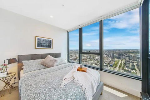 A Stylish & Modern 2BR Apartment Fantastic Views - Holiday Sunshine Coast 0