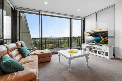 A Taste Of Paradise In Inner City Suburbia - Holiday Sunshine Coast 0