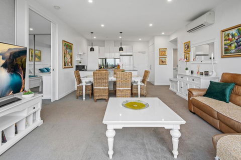 A Taste Of Paradise In Inner City Suburbia - Holiday Sunshine Coast 2