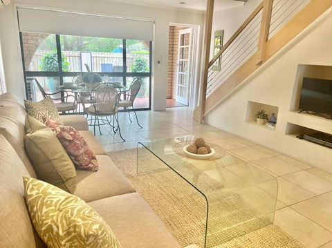 A Touch Of Lux In The Redlands! - Holiday Sunshine Coast 0