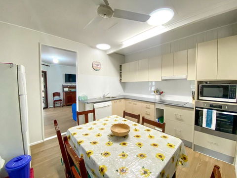 A Yearenda - Water Views -3BR - Steps To The Beach - Holiday Sunshine Coast 4