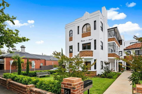 A1 Art Deco 2 Bedroom Apt Sleeps 5 Nimmo1 - Holiday Sunshine Coast 0