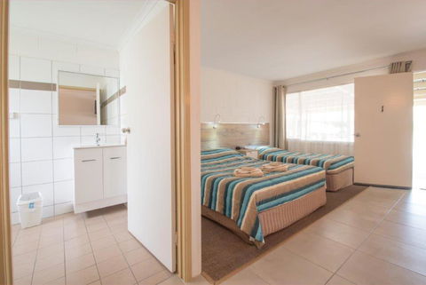 A & A Motel - Sunshine Coast Tourism 3