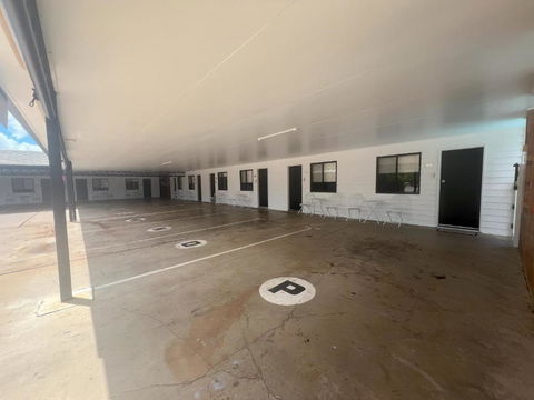 Abajaz Motel-Centrally Located-Shaded Parking - Holiday Sunshine Coast 3
