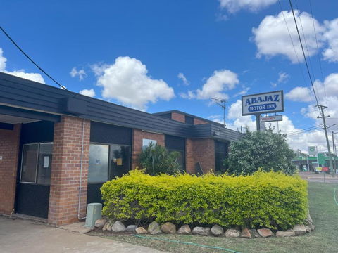 Abajaz Motel-Centrally Located-Shaded Parking - Holiday Sunshine Coast 1