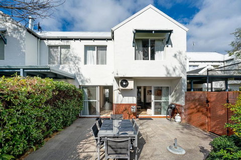 Abbys Beach Villa - Holiday Sunshine Coast 0