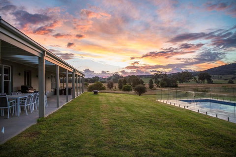 Abingdon House - Mudgee Retreat - Holiday Sunshine Coast 0
