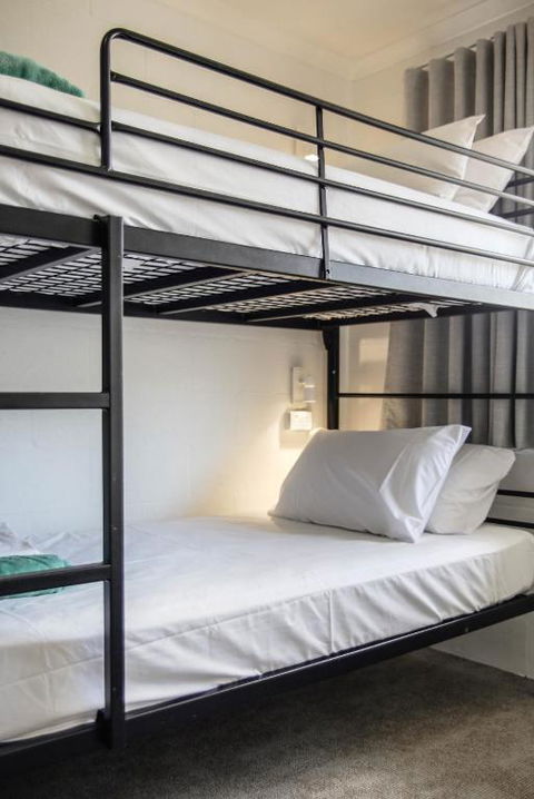 Abode Mooloolaba, Backpackers & Motel Rooms - Holiday Sunshine Coast 1
